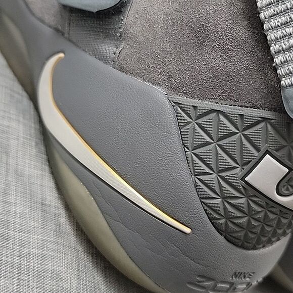 Nike LeBron Soldier XI SFG Mens  SZ 12 - 897644-010 Dark Grey Suede Gum Sole